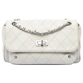 Borsa a tracolla Chanel Reissue 2.55 con patta e tasca in pelle caviar matelassé bianca Bianco