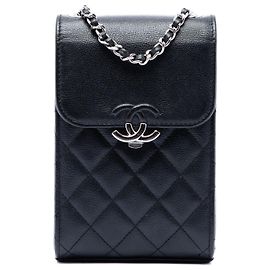 Porta-telemóvel Chanel CC matelassado em couro Caviar preto com alça de corrente Preto