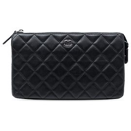Clutch Chanel CC de piel de cordero acolchada negra Negro