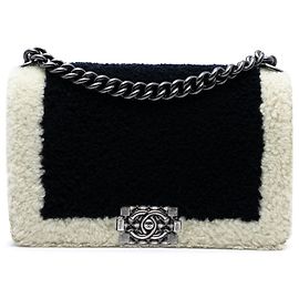 Borsa a tracolla Chanel Boy Flap Bicolor in shearling Old Medium Nera Nero