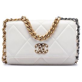 Bolsa Chanel 19 Wallet on Chain em pele de cordeiro acolchoada branca Branco