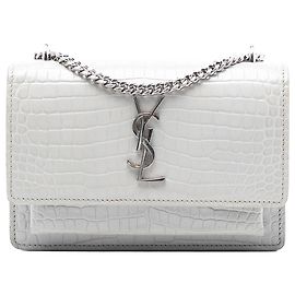 Bolsa Tiracolo Sunset Mini Wallet on Chain em couro com relevo de crocodilo cinza com monograma Saint Laurent Cinza