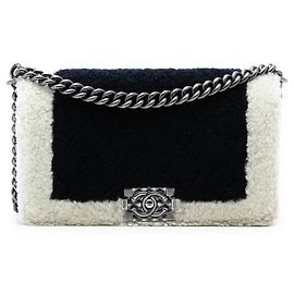 Bolsa Tiracolo Chanel Boy Flap Bicolor em Shearling Old Medium Preta Preto