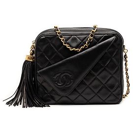 Bolsa Camera Chanel Mini CC Quilted em pele de cordeiro preta com tassel Preto