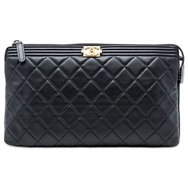 Clutch Chanel Boy Zip em pele de cordeiro acolchoada preta Preto