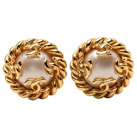 Orecchini a clip Chanel CC placcati oro e perle finte dorate D'oro