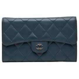 Cartera larga Chanel CC acolchada en piel de cordero azul Classic Flap Azul