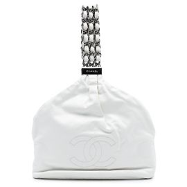 Bolsa Hobo Chanel CC em pele de cordeiro branca com detalhes rock e corrente Branco