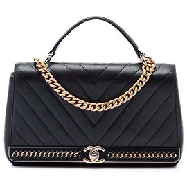 Bolsa Chanel Chevron em pele de carneiro preta com detalhes em corrente e alça de mão Preto