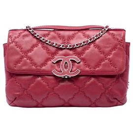 Clutch Chanel Hamptons em couro de bezerro matelassê vermelho com costura dupla e alça de corrente Vermelho