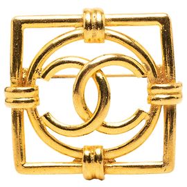 Broche carrée Chanel CC plaquée or Doré