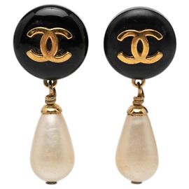 Chanel CC Tropfenohrringe mit Goldbeschichtung, Kunstperlen und Harz Golden