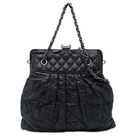 Borsa Chanel Chic Quilt Frame in pelle di vitello trapuntata iridescente nera Nero