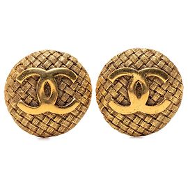 Brincos de pressão redondos Chanel CC banhados a ouro com trama dourada Dourado