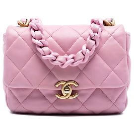 Bolsa transversal Chanel Mini Candy em pele de cordeiro acolchoada rosa com corrente Rosa