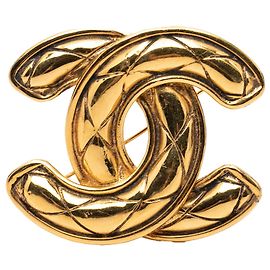 Broche Chanel CC acolchoada banhada a ouro Dourado
