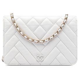Borsa a tracolla con catena Chanel CC in pelle di vitello chevron crinkled bianca Bianco