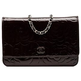 Bolsa transversal Chanel CC Embossed Patent Camellia marrom com corrente Marrom