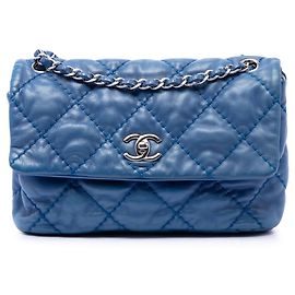 Borsa a tracolla Chanel Love Me Tender piccola in pelle di vitello blu Blu