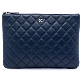 Blau Chanel Medium Gestepptes Lammleder O Case Clutch Blau