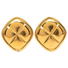 Brincos de pressão Chanel em losango acolchoado banhados a ouro Dourado