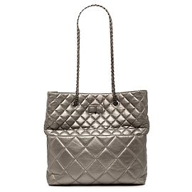 Tote Reissue 2.55 em couro de vitelo envelhecido metálico acolchoado prateado Chanel Prata