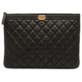 Chanel Boy O Case Clutch aus gestepptem Caviar Leder Schwarz Medium Schwarz