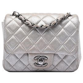 Bolsa transversal Chanel Mini Square Classic em pele de cordeiro metálica prateada de aba única Prata