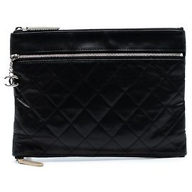 Chanel Small CC gestepptes Lammleder Multi Zip Clutch in Schwarz Schwarz