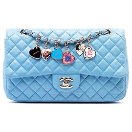 Bolsa de ombro Chanel Medium Classic Lambskin Blue com charms de coração de Valentine Single Flap Azul