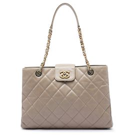 Tote Daily Walk em couro de vitelo glacê acolchoado bege Chanel Bege