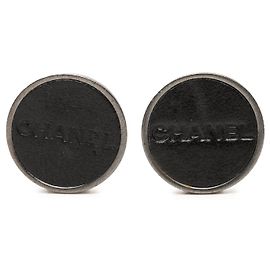 Orecchini a clip Chanel in ottone e pelle con logo argentati Argento