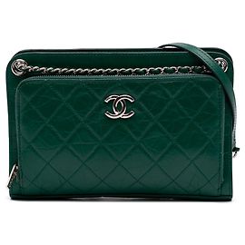 Borsa a tracolla Chanel CC in pelle di vitello trapuntata e stropicciata verde con tasca anteriore Verde