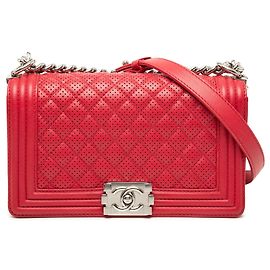 Bolso de hombro Boy Flap Chanel Old Medium en piel de cordero acolchada perforada rojo Roja