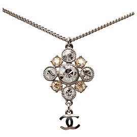 Colar com pingente Chanel CC em latão e strass prateado Prata