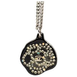 Collana con pendente in ottone argentato Chanel, camelia in resina e strass Argento