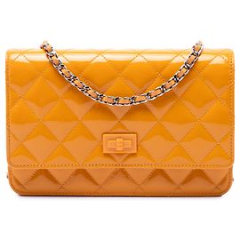 Cartera con cadena crossbody Chanel Reissue 2.55 acolchado en charol amarillo Amarillo