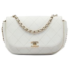 Bolsa transversal casual trip flap em pele de cabra matelassada CC branco Chanel Branco