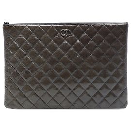 Chanel Large Crinkled Patent O Case Clutch Grau Grau