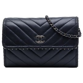 Borsa a tracolla Chanel CC Chevron in agnello borchiato blu Blu