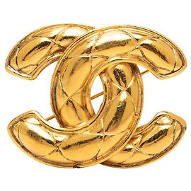 Broche Chanel CC acolchoada banhada a ouro Dourado