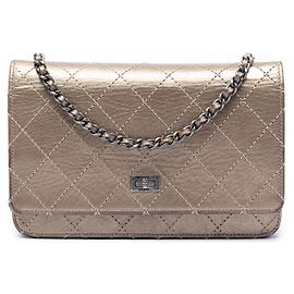 Bolsa Clutch Wallet on Chain Reissue 2.55 em couro de vitelo envelhecido metálico acolchoado marrom Chanel Marrom
