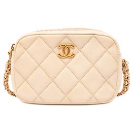 Bolsa de câmera Chanel CC Quilted Caviar Melody Bege Bege