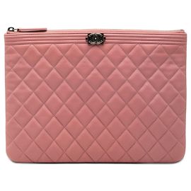 Clutch Boy O Case em pele de cordeiro matelassê rosa Chanel Medium Rosa