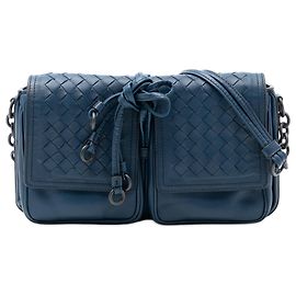 Bolsa transversal de aba dupla com flap em nappa Intrecciato azul Bottega Veneta Azul