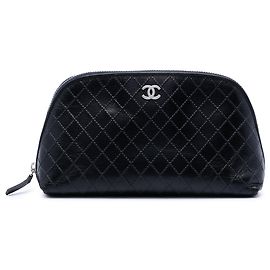 Pochette de cosméticos em couro de vitelo preto com relevo CC Diamond Chanel Preto