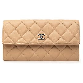 Cartera larga Chanel CC acolchada en caviar beige Beige