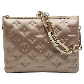 Bolsa Coussin BB em pele de cordeiro com monograma em relevo dourado Louis Vuitton Dourado