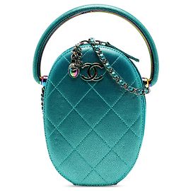 Blaue Chanel gesteppte Metallic Caviar Oval Kamera Umhängetasche mit Regenbogen-Hardware Blau