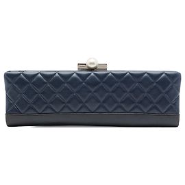 Clutch Baguette Chanel CC em lambskin matelassado azul com pérolas Azul